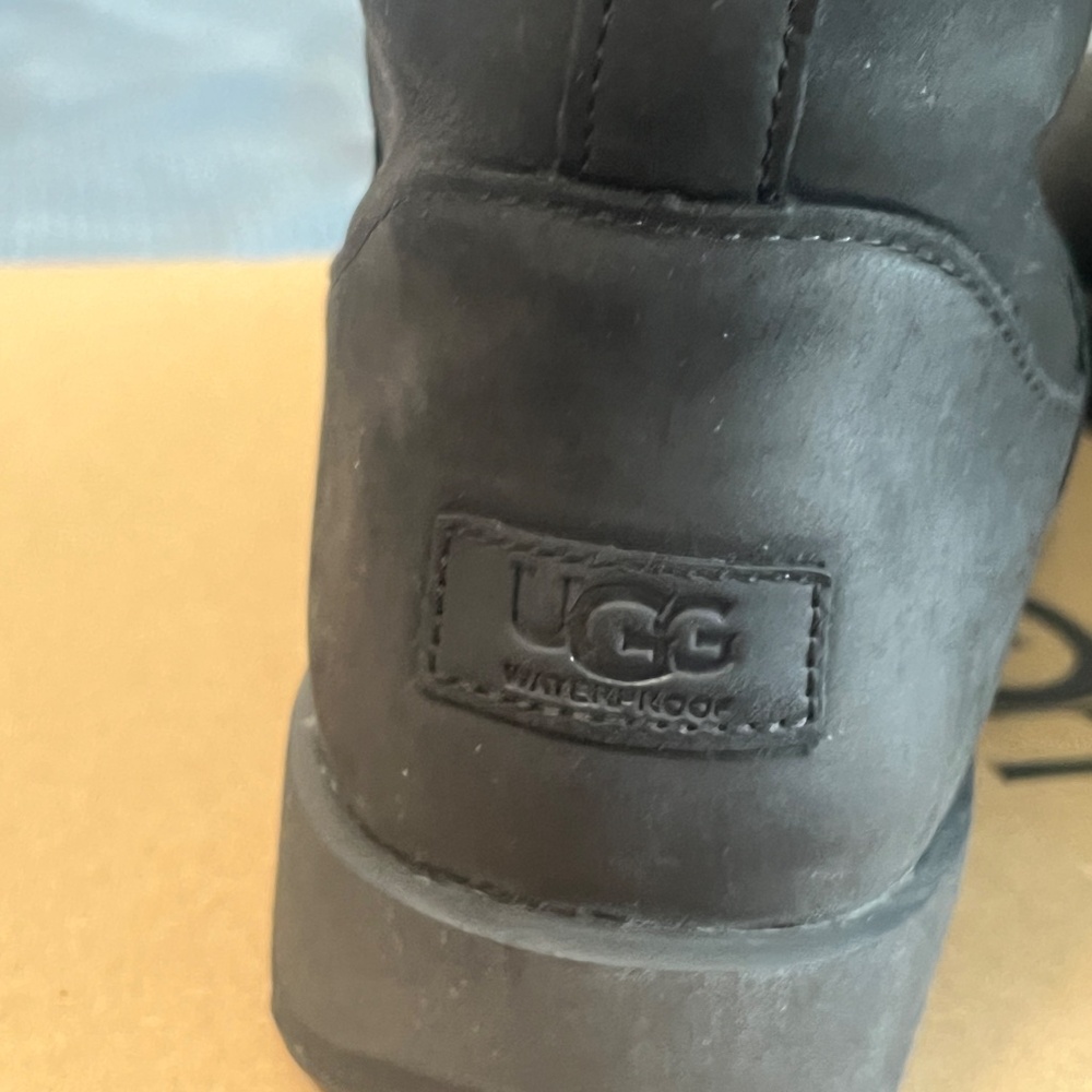 Ugg Classic Short Waterproof size 10 - Picture 3 of 7